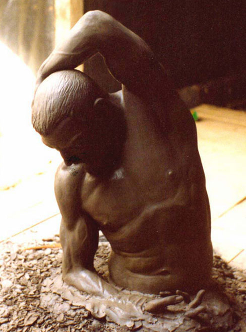 Hombre saliendo del barro / Bronce