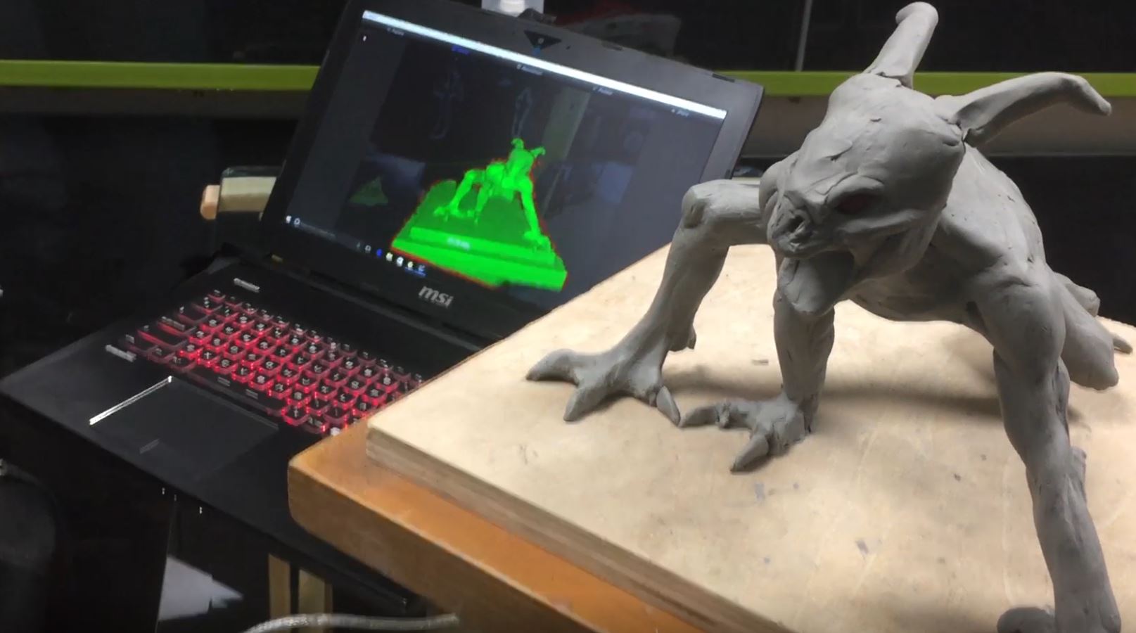 escaneo de criatura / Expocomic Madrid figura de plastilina en proceso de escaneo