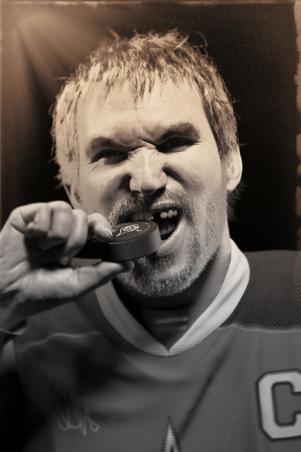 Alex Ovechkin / Impossible Brief jugador de hockey sobre hielo, Alex Ovechkin, mordiendo un disco