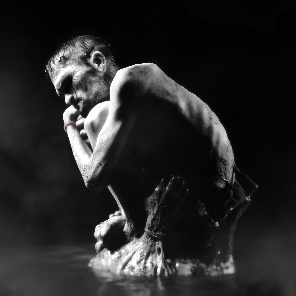 The Monster That lives in my Soul/ Proyecto personal Rafa Zabala imágen en blanco y negro de un hombre estilo Frankestein, muy flaco,desnudo, acurrucado y rodeado de agua y manos