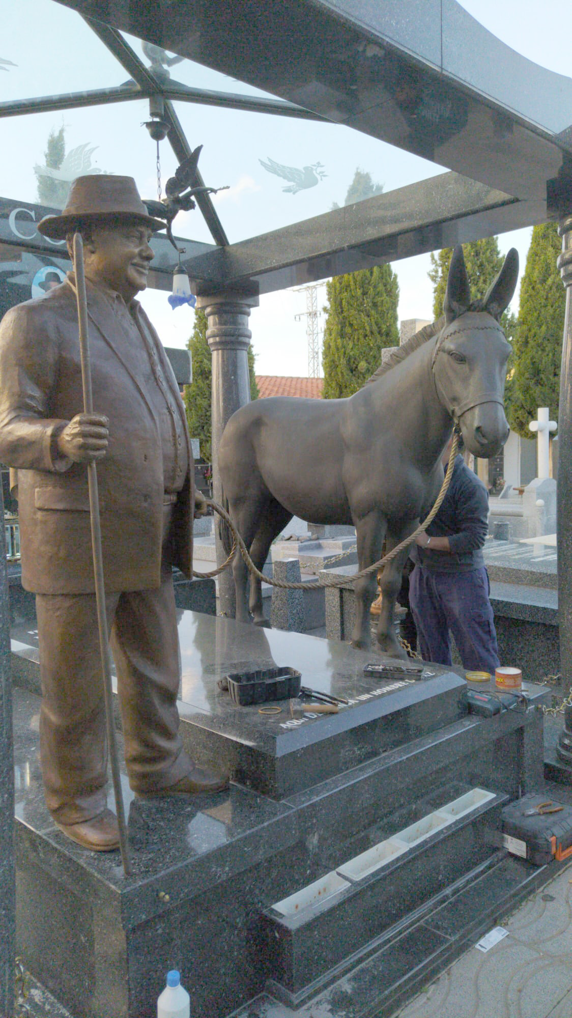 Escultura en bronce para mausoleo / Raul Abad Lápidas y esculturas escultura de señor mayor hecha en bronce para mausoleo