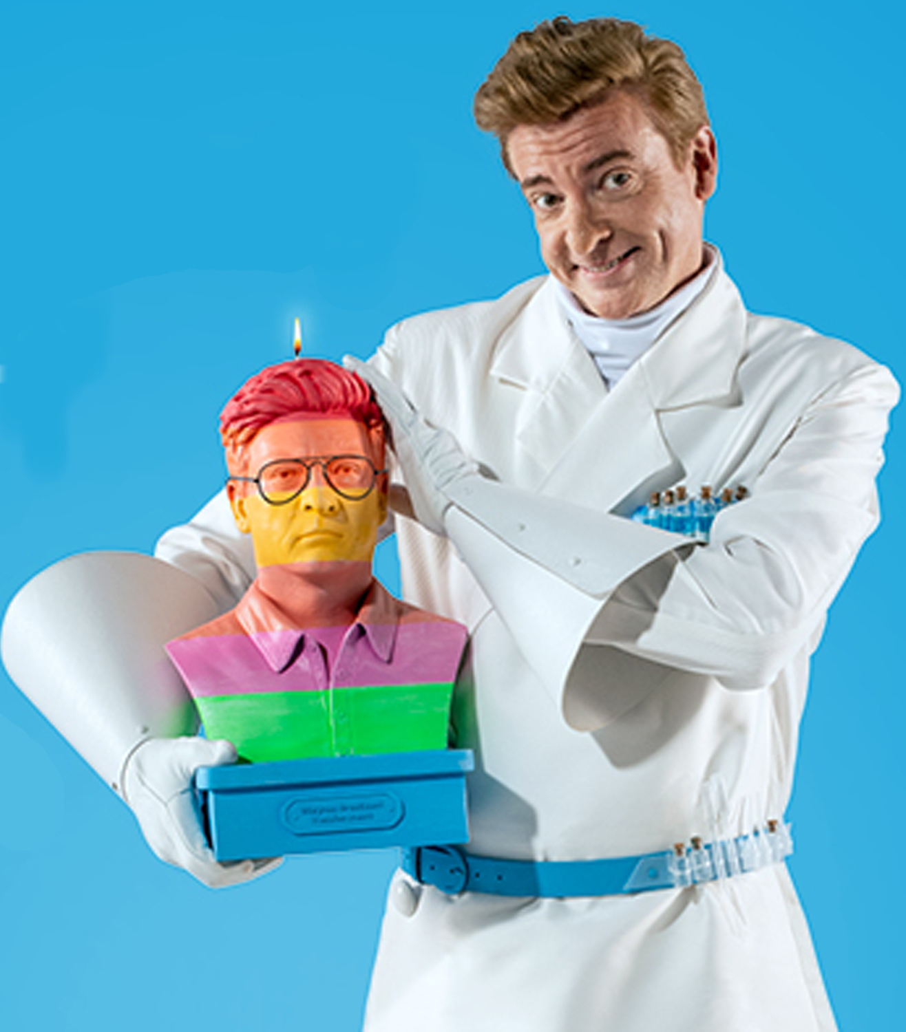 2 degrees / Assembly Productions actor Rhys Derby con una vela que es un doble suyo a tamaño natural.